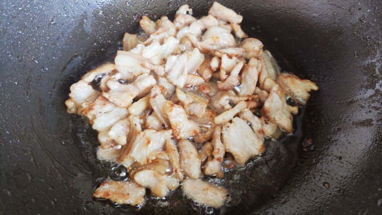 干锅菜花五花肉,中小火慢慢煸炒至五花肉出油,并且呈金黄色