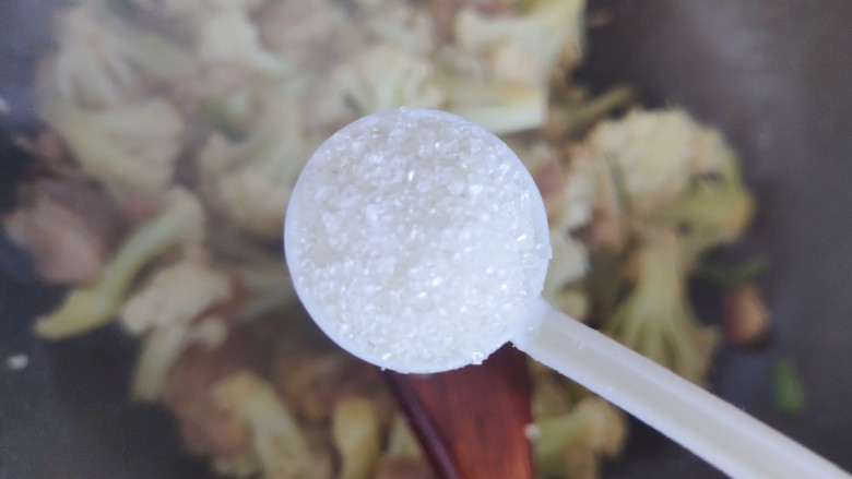 干锅菜花五花肉,加一小勺细砂糖,翻炒均匀,即可