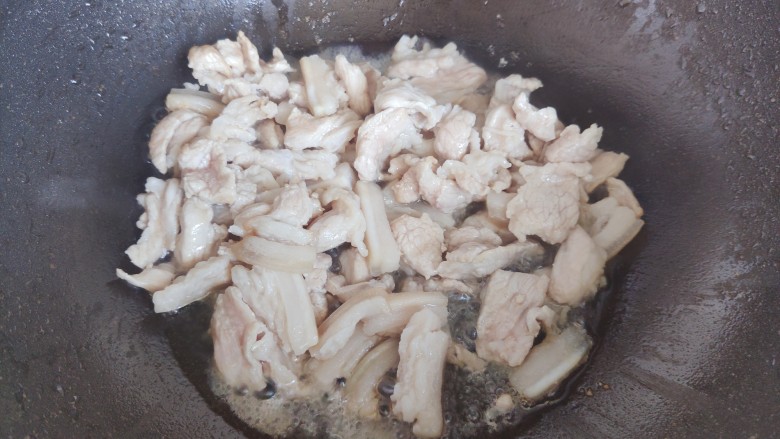 干锅菜花五花肉,锅内入少许食用油,油热后下五花肉