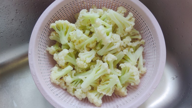 干锅菜花五花肉,煮好后捞出,控干水分