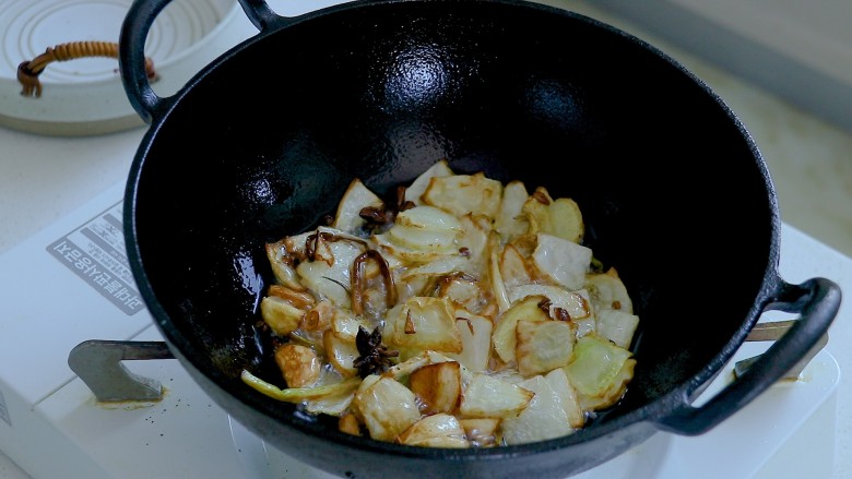 椒麻手撕鸡,材料变成焦黄色就可以,把配料捞出来弃用,这个办法制作的料油拌面也特别好吃~