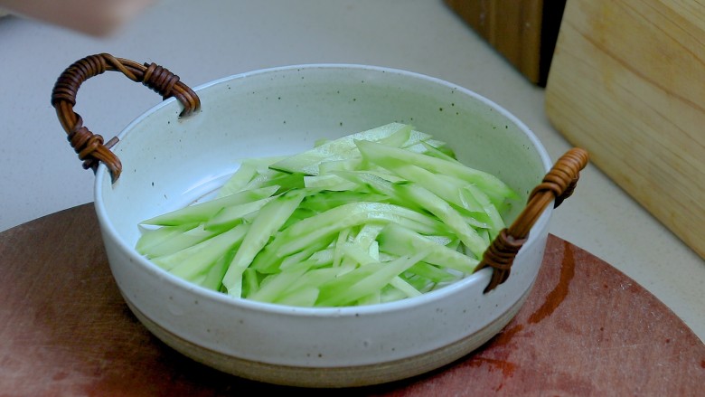 椒麻手撕鸡,黄瓜铺底