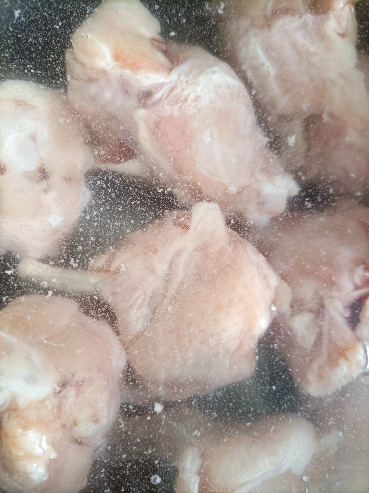 咖喱土豆鸡块,鸡肉我买的是冻的鸡翅根,口感要比鸡胸肉嫩一点。放在清水中解冻