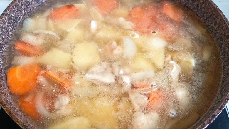 咖喱土豆鸡块,加入清水,水正好没过所有食材。大火烧开后转中火或者小火慢煮