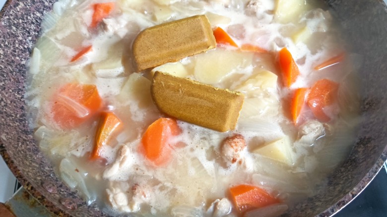咖喱土豆鸡块,大概煮了15-20分钟,食材基本都熟了,关火。放入两块<a style='color:red;display:inline-block;' href='/shicai/ 10650'>咖喱块</a>。让汤的热度把咖喱融化,搅匀后再开小火煮五分钟,让食材都进味