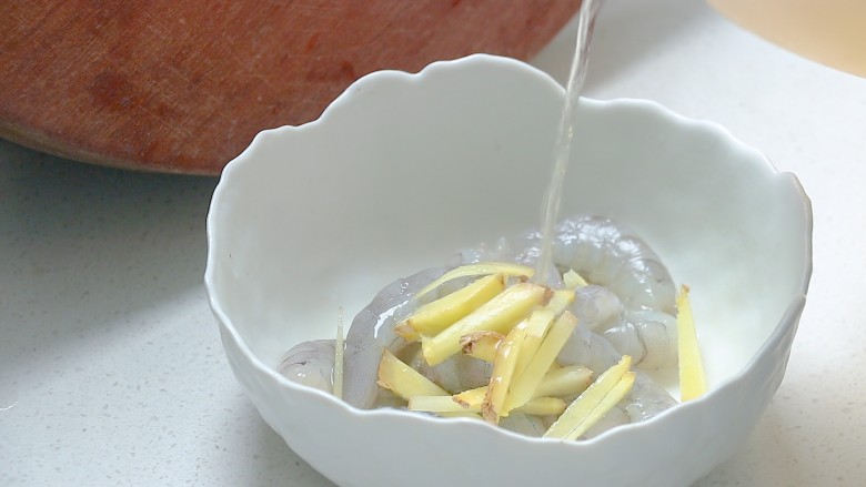 鲜虾蔬菜饼（辅食）,加姜和<a style='color:red;display:inline-block;' href='/shicai/ 718'>料酒</a>去腥