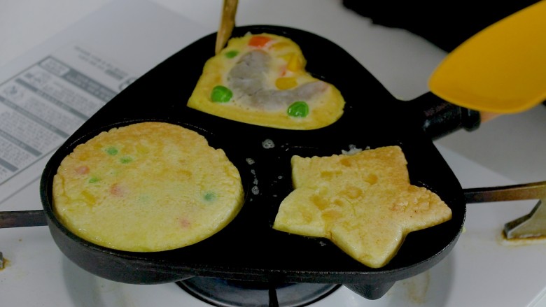 鲜虾蔬菜饼（辅食）,底面定型后翻面再煎一会儿