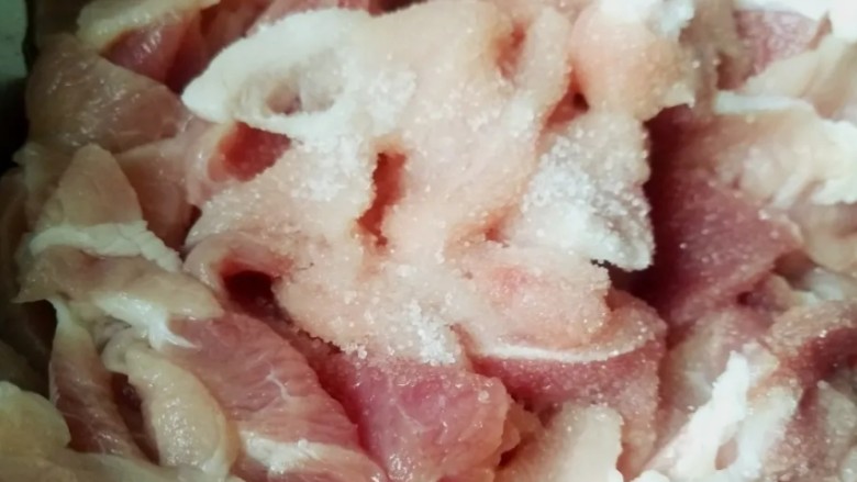 肉片炒荷兰豆,加盐、<a style='color:red;display:inline-block;' href='/shicai/ 718'>料酒</a>