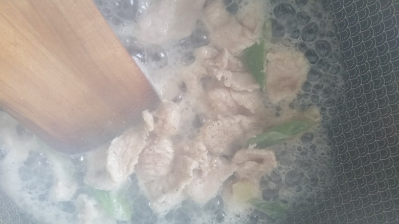 肉片炒荷兰豆,烧开