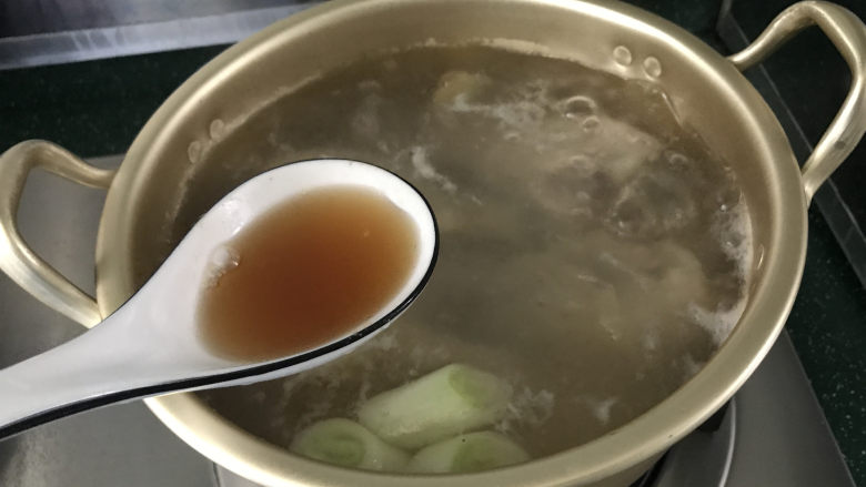 椒麻手撕鸡,开锅后放入1大勺<a style='color:red;display:inline-block;' href='/shicai/ 718'>料酒</a>,再盖上盖子转小火炖20分钟
