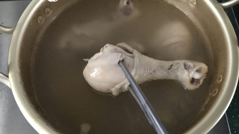 椒麻手撕鸡,炖至用筷子戳动且不见血即可,合上盖子焖15分钟