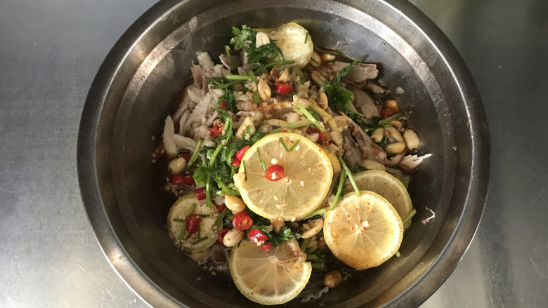 椒麻手撕鸡,把刚刚调好的料汁,倒在鸡肉上面抓拌均匀,盖上保鲜膜,放冰箱冷藏2小时以上口味更佳