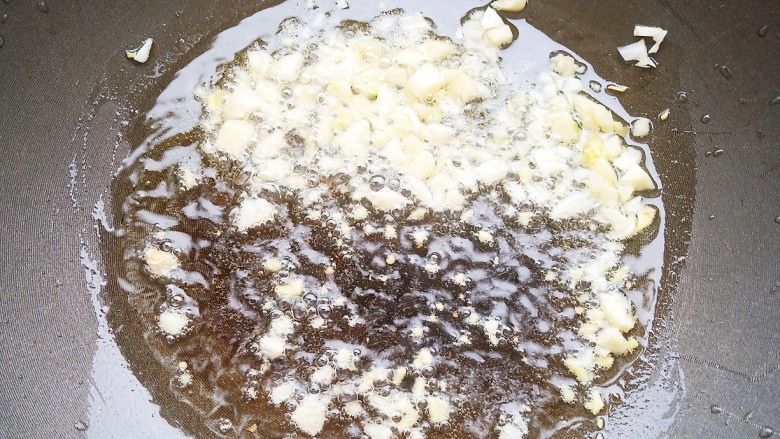 米饭杀手——肉沫酸豆角,锅中放略多一点的油,加入姜蒜沫炒出香气。