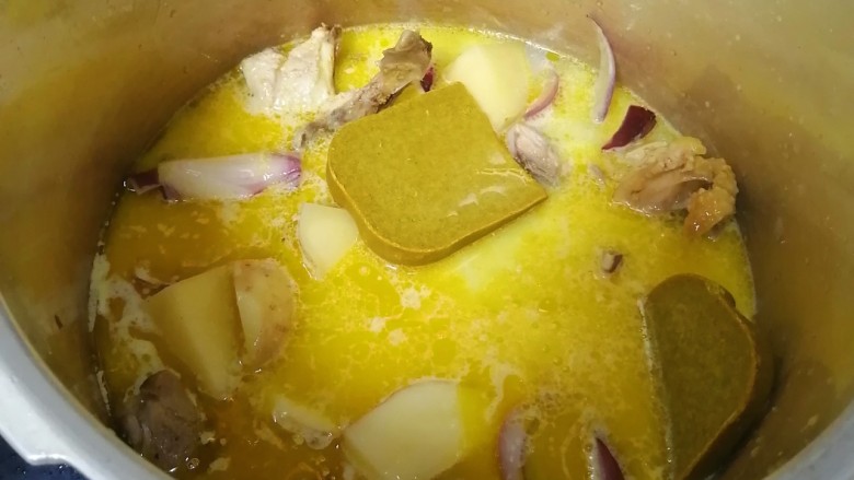 咖喱土豆鸡块,再倒入一碗水搅拌一下,盖上高压锅的盖子大火煮到上汽再煮五分钟关火