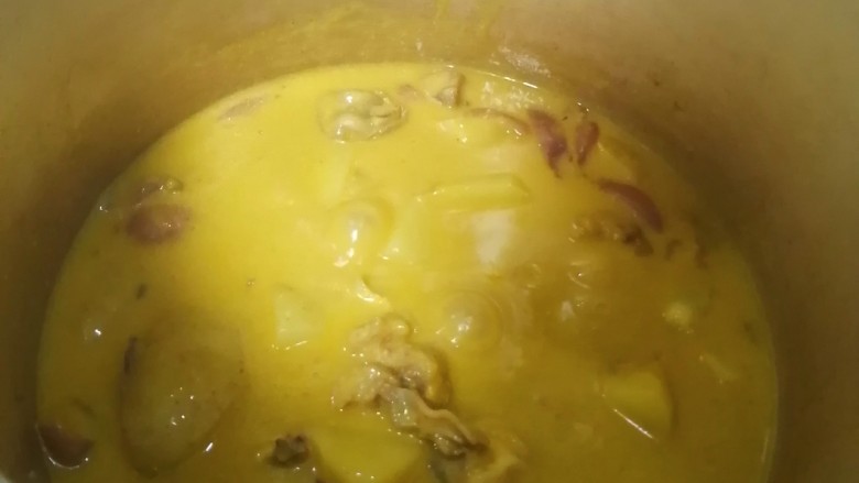 咖喱土豆鸡块,揭开盖子以后,搅拌一下。看鸡肉和土豆是否都软了,汤汁不够粘稠可以开火收点汁。