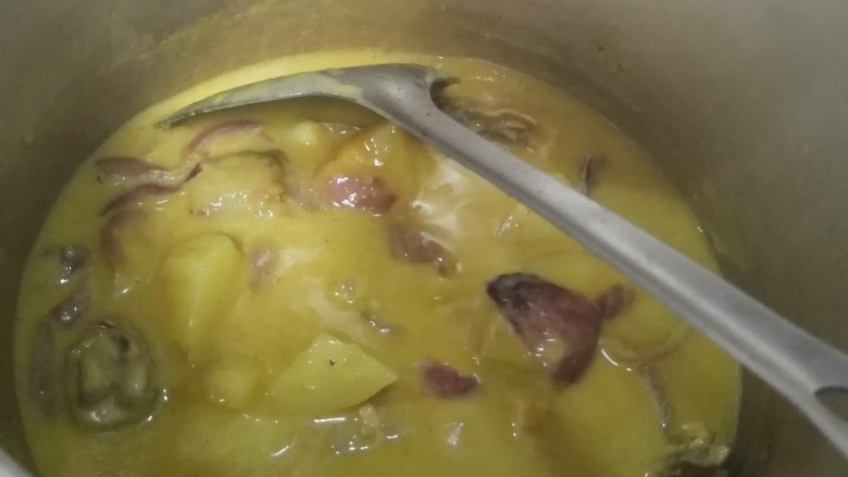 咖喱土豆鸡块,可以品尝一下味道淡不淡,觉得淡了可以适量加盐根据个人口味放调料