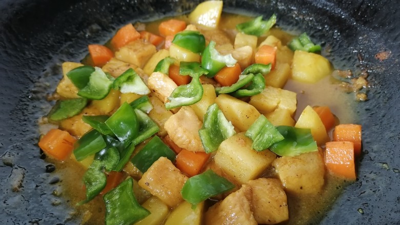 咖喱土豆鸡块,最后放入青椒炖至汤汁收干即可出锅,出锅前放少许<a style='color:red;display:inline-block;' href='/shicai/ 3729'>白糖</a>提味。