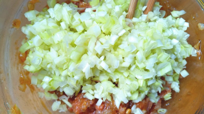 海鲜小馄饨,加入韭黄,耗油,盐,味精,<a style='color:red;display:inline-block;' href='/shicai/ 720'>胡椒粉</a>,搅拌均匀