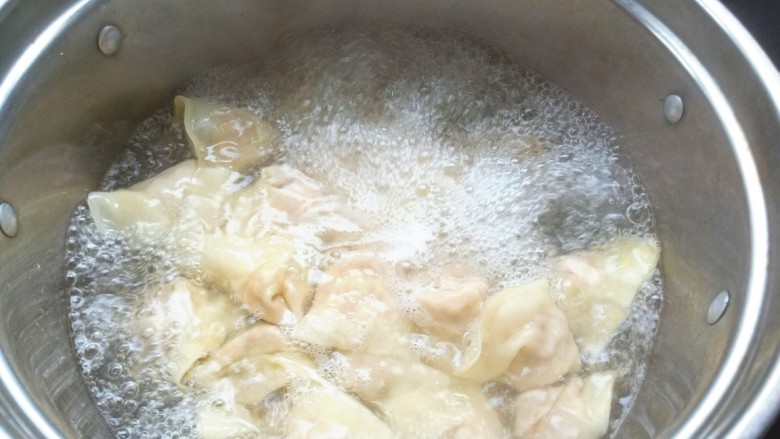 海鲜小馄饨,水开后下入馄饨,煮熟后舀一大勺汤