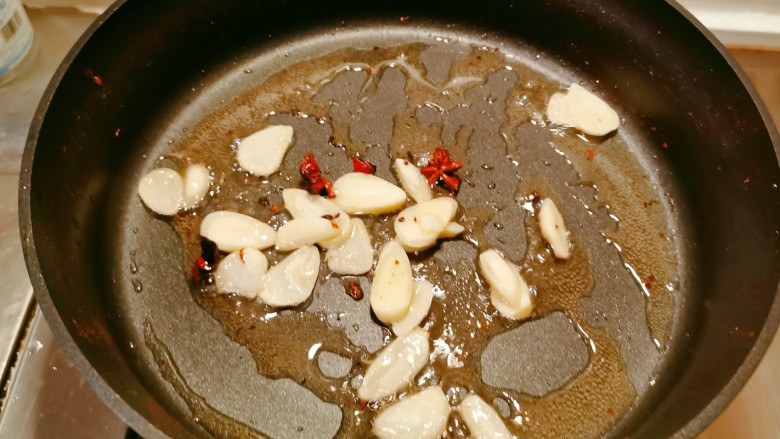 干锅菜花五花肉,干辣椒和麻椒取出,放入蒜片继续炒香。