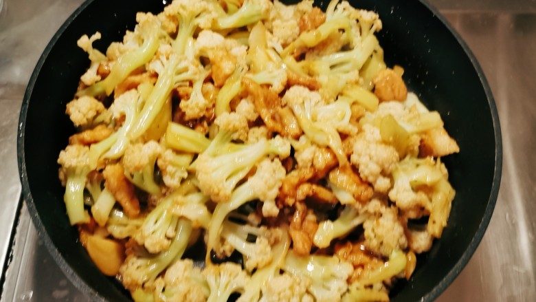 干锅菜花五花肉,放入菜花翻炒入味,收干汤汁关火出锅。