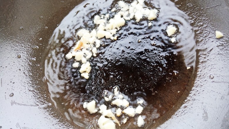 韩式什锦辣酱汤,锅中烧油,爆香葱姜蒜。