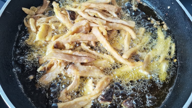 酥炸蘑菇,油再次烧开,放入杏鲍菇复炸