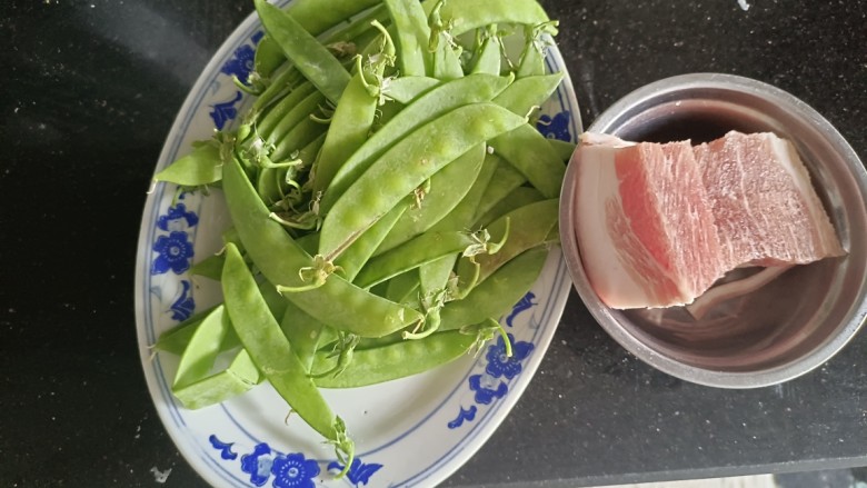 肉片炒荷兰豆,备好食材