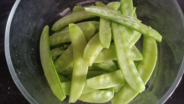 肉片炒荷兰豆,<a style='color:red;display:inline-block;' href='/shicai/ 81'>荷兰豆</a>摘头去尾,洗净备好
