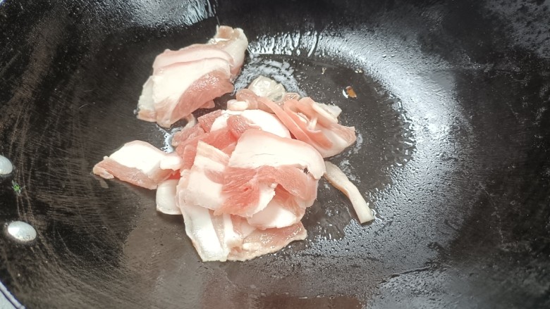 肉片炒荷兰豆,起锅,倒入切好的<a style='color:red;display:inline-block;' href='/shicai/ 428'>五花肉</a>片