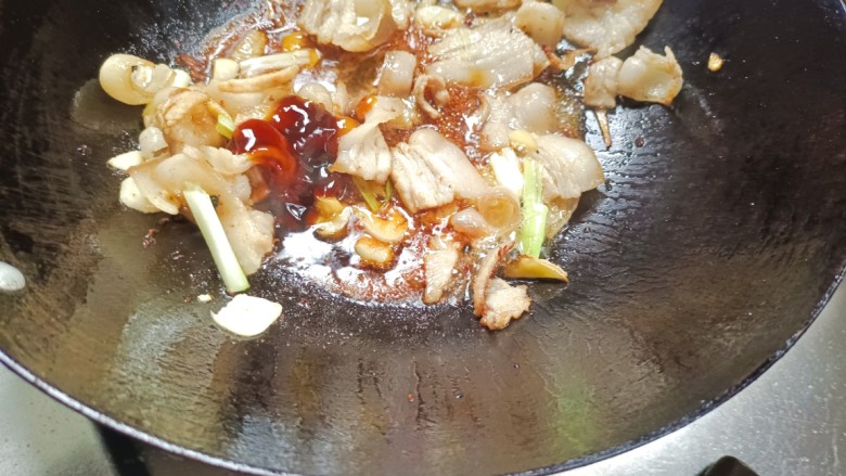 肉片炒荷兰豆,加生炒,蚝油,肉炸金黄色