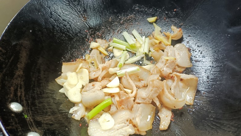肉片炒荷兰豆,加姜蒜与大葱段,翻炒