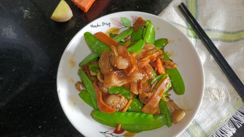 肉片炒荷兰豆,起锅装盘,成品一