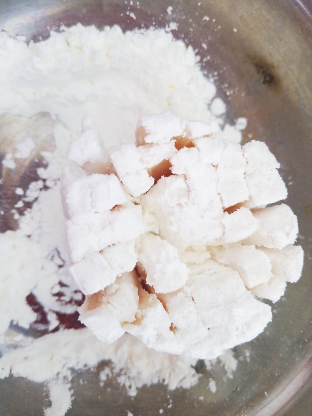 酥炸蘑菇,用手挤干水分,均匀的裹上一层<a style='color:red;display:inline-block;' href='/shicai/ 512'>玉米淀粉</a>。