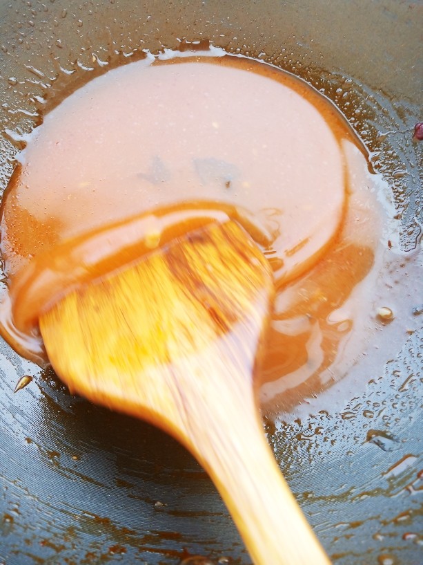 酥炸蘑菇,锅中烧少许油,加入一勺韩式辣椒酱,少许清水烧开后,加水淀粉勾芡。
