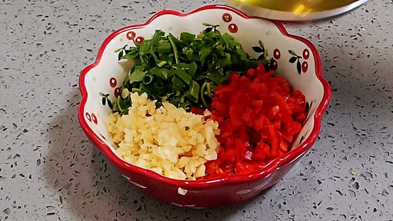 蒜味素香肠,将红椒,蒜末,葱花香菜一起盛入碗里