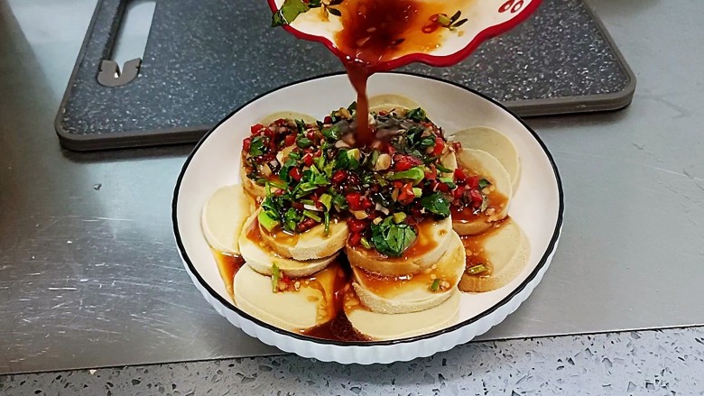蒜味素香肠,浇上调好的料汁,即可食用