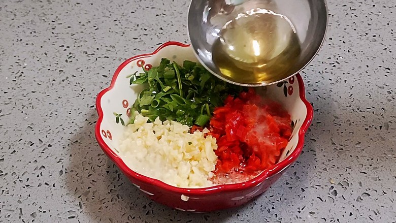 蒜味素香肠,冒烟的热油泼在蒜末和红椒上,趁热快速搅拌均匀