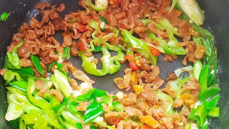 酸菜猪肠粉,再加入青椒,泡椒,酸萝卜干翻炒均匀。