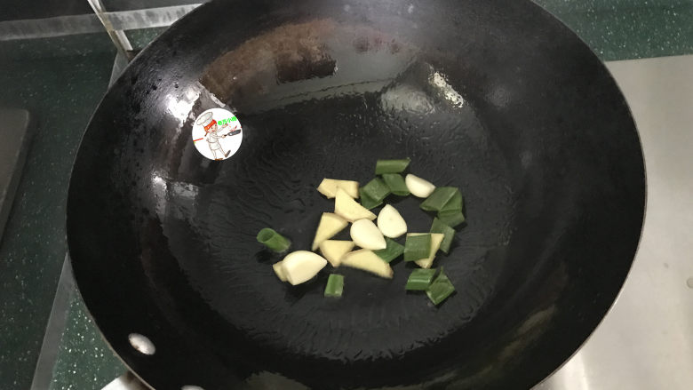 咖喱土豆鸡块,炒锅放少许油,放入葱姜蒜炒出香味,这一步不需要放太多油,只需要一点润润锅