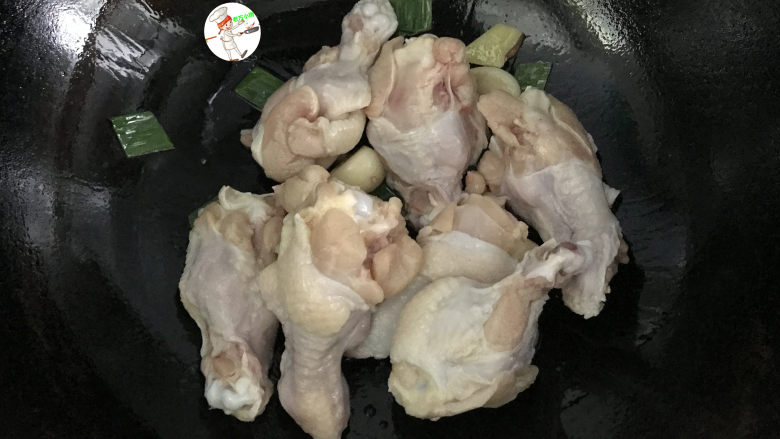 咖喱土豆鸡块,放入小鸡腿煸炒,把油脂煸出来,成焦黄色