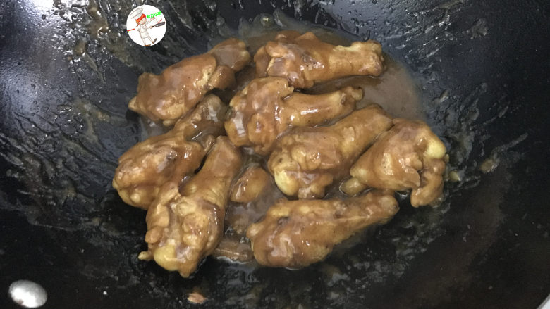 咖喱土豆鸡块,转小火翻炒1分钟,炒至鸡腿上裹满酱汁,咖喱酱用热油炒一下味道更加香浓