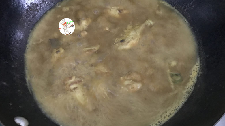 咖喱土豆鸡块,加入能没过食材的水,水量略宽一点,一次性加足中途不添加,烧开后煮3分钟左右,转小火炖10分钟