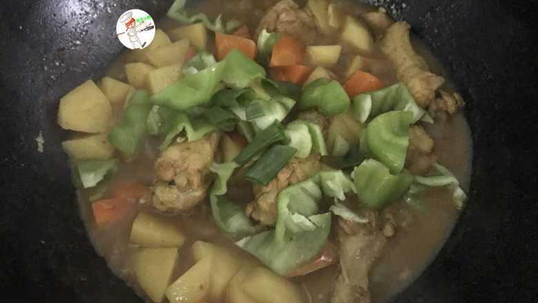 咖喱土豆鸡块,煮至鸡肉和土豆熟透,把切好的青椒放进去,翻炒