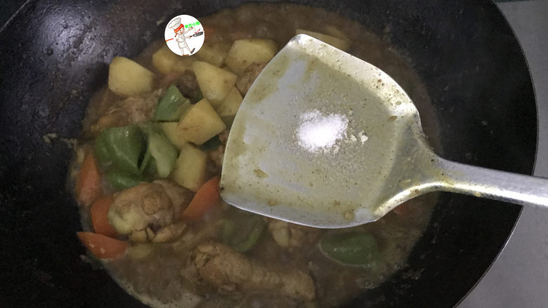 咖喱土豆鸡块,炒至青椒断生变色后尝一尝味道,因为味好美咖喱酱本身是含盐的,若觉得味道偏淡,可以添加少许的盐补充咸味,一点点盐就好,因为一会儿还要用汤汁拌饭,过咸,会影响口感,并且还不利于身体健康