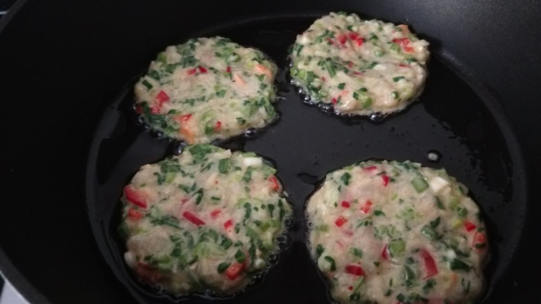 鲜虾蔬菜饼,依次码好,小火慢煎
