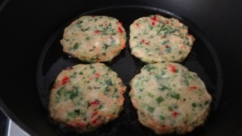 鲜虾蔬菜饼,一面煎好再翻过来煎另一面
