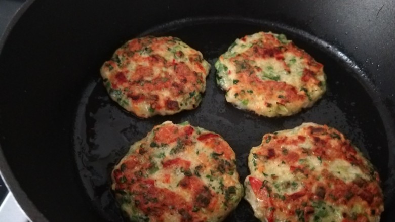 鲜虾蔬菜饼,煎至两面金黄,即可出锅
