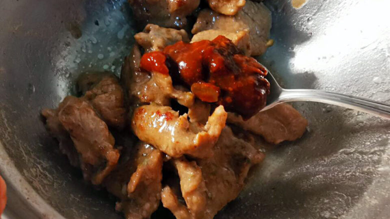 肉片炒荷兰豆,取出滑好的肉片,加入微辣黄豆酱