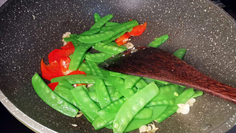 肉片炒荷兰豆,放入荷兰豆,加盐调味